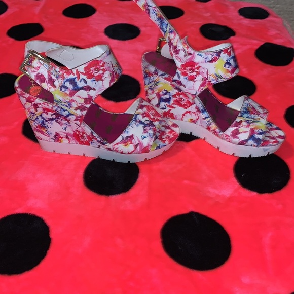JUICY COUTURE PLATFORM STRAPPY HEELS - Picture 3 of 5